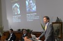En la imagen, Thomas Perlmann (der) del Instituto Karolinska anuncia la identidad de los ganadores del Premio Nobel de Medicina 2012, el británico John B. Gurdon (en la pantalla izq) y el japonés Shinya Yamanaka (en la pantalla der), en Estocolmo, Suecia, el 8 de octubre de 2012. EFE/Archivo