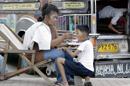 Una madre filipina alimenta a su hijo en una calle de la ciudad de Pasay, al sur de Manila, Filipinas. EFE/Archivo