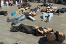 Fotografía tomada de televisión de unas cincuenta personas que han reivindicado hoy en la Puerta del Sol que a los hombres se les conceda el mismo permiso de paternidad de 16 semanas que se da a las mujeres. EFE/EFETVFotografía tomada de televisión de unas cincuenta personas que han reivindicado hoy ante el Congreso que a los hombres se les conceda el mismo permiso de paternidad de 16 semanas que se da a las mujeres. EFE/EFETV