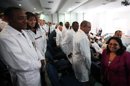 La viceministra de Salud de Cuba, Marcia Cobas (d), saluda a un grupo de médicos de su país, durante un entrenamiento en la Universidad de Brasilia, para que puedan empezar a trabajar en el sistema de sanidad pública de Brasil. EFE