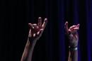 A los 80, la leyenda del blues John Mayall canta sobre un mundo loco