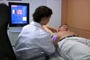 Una doctora le realiza un ultrasonido de higado a una persona. EFE/Archivo/Solo uso editorial