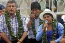 Fotografía cedida por la Agencia Boliviana de Información que muestra al gobernador de Cochabamba, Iván Canelas (i), y al presidente boliviano, Evo Morales (c), durante una ceremonia con motivo del Día Nacional de Acullicu o de la masticación de la hoja de coca hoy, sábado 12 de marzo de 2016, en Cochabamba (Bolivia). EFE