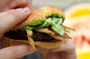Una persona consume una hamburguesa. EFE/Archivo