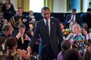 El presidente de los Estados Unidos, Barack Obama, (i), y su esposa Michelle ofrecen unas palabras durante la primera "cena de Estado" ofrecida a medio centenar de niños ganadores de un concurso de recetas sanas, en la Casa Blanca en Washington, Estados Unidos. EFEEl presidente de los Estados Unidos, Barack Obama, saluda a los asistentes a la primera "cena de Estado" ofrecida a medio centenar de niños ganadores de un concurso de recetas sanas, en la Casa Blanca en Washington (EE.UU.). EFE