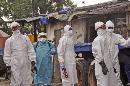 Trabajadores de salud de Liberia llegan a la casa de un hombre que al parecer murió de ébola en Monrovia, Liberia, el viernes 29 de agosto de 2014. (Foto AP/Abbas Dulleh)