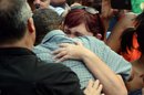 Stephanie Millier (c-d) llora mientras abraza al presidente estadounidense, Barack Obama (c-i), después de un discurso suyo durante un evento de campaña este jueves en el Parque Washington de Sandusky, Ohio (EE.UU.). EFE