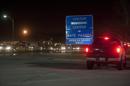 Vehículos transitan frente a la entrada cerrada de la base militar asegurada de Fort Hood en Killeen (EE.UU.). EFE