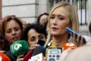La presidenta de la Comunidad de Madrid, Cristina Cifuentes, atiende a los medios el jueves pasado. EFE