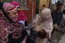 Una mujer vacuna a un bebé de la polio en Peshawar (Pakistán) el pasado 24 de octubre de 2013. EFE/Archivo