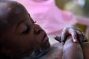 Un bebé portador del VIH duerme en un hospital de Kampala, en Uganda. EFE/Archivo