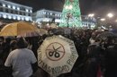 Cientos de personas se concentran esta noche en la madrileña Puerta del Sol, convocados por las redes sosciales, para celebrar la cena del "sobaquillo", en protesta por los recortes del Gobierno. En esta ocasión los participantes comen bocadillos en sustitución de la cena típica de Navidad. EFE