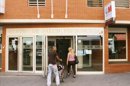Acceso al centro de salud de la calle de Espronceda, en Madrid, en el día en el que comienza a conocerse en la práctica la repercusión de la entrada en vigor del decreto que retira la tarjeta sanitaria a los inmigrantes en situación irregular. EFE