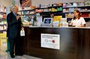 Una farmacéutica atiende a un cliente. EFE/Archivo