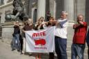 Afectados por la Talidomida encabezados por el presidente y vicepresidente de la Asociación de Víctimas de la Talidomida en España (Avite), José Riquelme (3i), y Rafael Basterrechea (2d), respectivamente, se concentran a las puertas del Congreso de los Diputados. EFE/Archivo