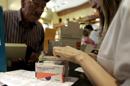 Un hombre adquiere varios medicamentos en una farmacia de Barcelona. EFE/Archivo