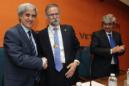 El presidente del Consejo General de Colegios Veterinarios de España, Juan José Badiola (i) felicita a Luciano Díez como nuevo presidente del Consejo de Colegios Veterinarios de la Comunidad Autónoma, ante Juán Francisco Garcia Marín (d), rector de la Universidad de León durante la toma de posesión de Díez. EFE