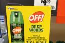 Esta foto del 15 de julio del 2016 muestra recipientes del repelente de insectos Off! con un cartel que dice "Repele los mosquitos que portan el virus del zika" en una tienda en Fairless Hills, Pennsylvania. Off! se convirtió en el proveedor oficial de repelente para los Juegos Olímpicos cuando firmó un contrato para enviar 115.000 recipientes del producto a las Olimpiadas de Río. (AP Foto/Linda A. Johnson)