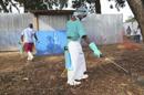 Enfermeras liberianas esparcen desinfectante como la prevención contra el virus ébola, fuera de la sala de espera de la unidad de aislamiento ELWA en Monrovia, Liberia. EFE/Archivo