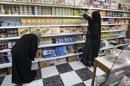 Dos mujeres musulmanas adquieren, en un establecimiento especializado, los alimentos necesarios para la alimentación de la familia. EFE/Archivo