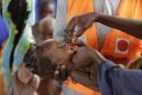 Fotografía del sábado 27 de agosto de 2016 de una enfermera aplicando la vacuna contra la polio a una niña en un campamento de refugiados desplazados por Boko Haram en Maiduguri, Nigeria. (AP Foto/Sunday Alamba)