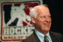Gordie Howe, leyenda del hóckey sobre hielo, fotografiado durante una ceremonia del Salón de la Fama de la NHL el 1ro de noviembre del 2000. Un tratamiento experimental a base de células madre realizado en México le "cambió la vida" a Howe, que había sufrido un derrame cerebral, según sus hijos. (AP Photo/Dawn Villella, File)