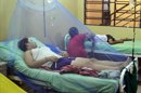 Un grupo de personas permanece internada en un hospital de San Lorenzo, municipio aledaño a Asunción, por dengue. La enfermedad ha causado en lo que va de año 26 muertes en el país de un total de 13000 casos reportados de la enfermedad. EFE/Archivo