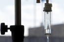 En esta foto de archivo del 5 de septiembre del 2013, un fármaco para el cáncer es administrado a un paciente por vía intravenosa en el Centro Oncológico Duke en Durnham, Carolina del Norte. Nuevos remedios están progresando en el tratamiento de algunas variedades de cáncer difíciles de tratar, aunque algunos resultados plantean nuevos interrogantes acerca de si el beneficio compensa el costo. (AP Foto/Gerry Broome, Archivo)