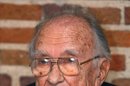 El exsecretario general del PCE Santiago Carrillo, que se encuentra ingresado en la UCI del hospital Gregorio Marañón tras una operación de apendicitis, está muy animado, ha pedido a su familia que le cuente qué dice la prensa y se ha interesado por los recortes aprobados en Consejo de Ministros. EFE/Archivo