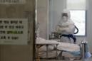 Un miembro del personal médico trabaja en una sala de aislamiento en un hospital de Seúl. EFE/Archivo