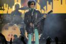 En esta imagen de archivo, tomada el 19 de mayo de 2013, Prince durante una actuación en los Premios Billboard en el MGM Grand Garden Arena de Las Vegas. No está claro si algún médico podría haber evitado la sobredosis de fentanilo que mató al cantante en abril. Pero su fallecimiento podría ofrecer pruebas sobre cómo el trato especial que suele ofrecerse a las personas adineradas y famosas puede resultar en una atención sanitaria peor a la que recibe la media de los estadounidenses. Es un patrón que aparece identificado en la literatura médica por primera vez en 1964 y que tiene un nombre: "Síndrome VIP". (Foto Chris Pizzello/Invision/AP, archivo)
