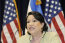 La jueza Sonia Sotomayor (imagen), nombrada por el presidente Obama, quien está encargada de los casos de emergencia, rechazó la petición de dos organizaciones con ánimo de lucro, la cadena Hobby Lobby y la librería cristiana Mardel. EFE/Archivo
