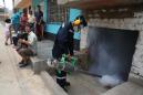 Un trabajador fumiga una casa en Lima, Perú, como parte de las tareas emprtendidas por el gobierno peruano contra el mosquito Aedes aegypti, vector de los virus del dengue, el chikungunya y el zika, el viernes 29 de enero de 2016. El virus del zika causa malestares leves en la mayoría de las personas, pero hay evidencia creciente de su vinculación con un defecto de nacimiento, especialmente en Brasil. (Foto AP/Martín Mejía)