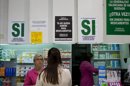 Una dependienta atiende a una joven en una farmacia de Valencia. EFE/Archivo