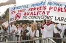 Representantes de los comités de empresa de diferentes hospitales catalanes, donde se están llevando a cabo encierros en contra de los recortes (como el de Sant Pau, Vall d'Hebron, Clínic, Moisès Broggi, Parc Taulí, Hospital General d'Hospitalet i Hospital de Terrassa), han trasladado esta mañana sus protestas ante el Parlament, coincidiendo con el segundo día del pleno de investidura. EFE