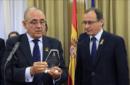 El ministro de Sanidad, Alfonso Alonso, ha recibido hoy, de manos del presidente de la OMC, Juan José Rodríguez Sendín (i), una placa conmemorativa en el Día Nacional contra las Agresiones en el ámbito sanitario. EFE