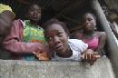 Una mujer llora por el fallecimiento de un familiar debido al virus del ébola, ayer en Monrovia, Liberia. EFE