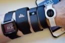 ARCHIVO - En esta foto de archivo del 15 de diciembre de 2014, monitores de ejercicio, desde la izquierda, Basis Peak, Adidas Fit Smart, Fitbit Charge, Sony SmartBand y Jawbone Move, se acomodan para la foto junto a un iPhone en Nueva York. Las ventas de los monitores de ejercicio suben, y el productor más grande de los gadgets, Fitbit, hizo un llamativo debut en el mercado de valores el jueves 18 de junio, 2015. (AP Photo/Bebeto Matthews, Archivo)