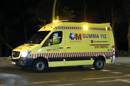 La UVI movil que traslada a la auxiliar de enfermería contagiada por ébola, a su llegada esta noche al Hospital Carlos III de Madrid, donde será tratada de la enfermedad que contrajo en este centro cuando atendía a los misioneros Manuel García Viejo y Miguel Pajares, repatriados a causa del virus. EFE