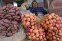 Una comerciante vende papas y papalisas en un mercado popular en La Paz (Bolivia). EFE/Archivo