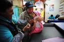 Una enfermera aplica una vacuna contra el neumococo a un niño en el centro de salud Cono Sur en la región Puno, fronteriza con Bolivia. EFE/Archivo