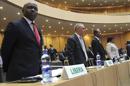 Un delegado de Liberia (izda) asiste a una reunión de emergencia sobre el Ébola en Adís Abeba (Etiopía) hoy, lunes 8 de septiembre de 2014. EFE