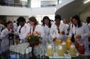 Un grupo de médicos extranjeros participa en un entrenamiento en la Universidad de Brasilia (Brasil), para poder empezar a trabajar en sanidad pública en este país. EFE/Archivo