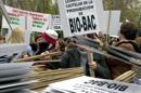 Concentración de afectados por la retirada de Bio-Bac ante el Ministerio de Sanidad, en 2003. EFE/Archivo