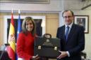 El nuevo ministro de Sanidad, Servicios Sociales e Igualdad, Alfonso Alonso, recibe la cartera de manos de su antecesora en el cargo, Ana Mato, durante la toma de posesión de su cargo celebrada en la sede del departamento. EFE/Archivo