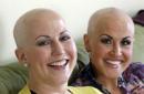 En esta fotografía del jueves 26 de mayo de 2016 Annette Page, izquierda, y su hermana Sharee Page posan para una fotografía en la casa de Sharee durante una entrevista en Farmington, Utah. Las dos hermanas que dormían en la misma recámara, asistieron a la misma universidad, trabajaron casi una década en la misma compañía y han visitado más de 50 países juntas ahora, cada tres semanas, se sientan en sillones iguales y platican mientras sus cuerpos reciben quimioterapia. (AP Foto/Rick Bowmer)