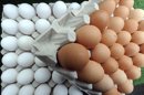Una tienda vende huevos en un mercado de Hanover, Alemania, el 26 de febrero del 2013. EFE
