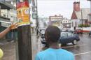 Ciudadanos liberianos leen un cartel de información sobre medidas de prevención ante el virus del Ébola en una calle en Monrovia. EFE