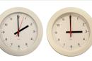 Dos relojes que muestran el cambio horario con motivo del verano. EFE/Archivo