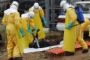 Varios especialistas de la salud transportan el cuerpo sin vida de una víctima del ébola en Paynesville, Monrovia (Liberia). EFE/Archivo